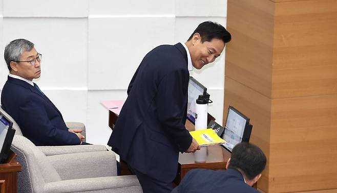 시정질문에 참석한 오세훈 서울시장. 연합뉴스