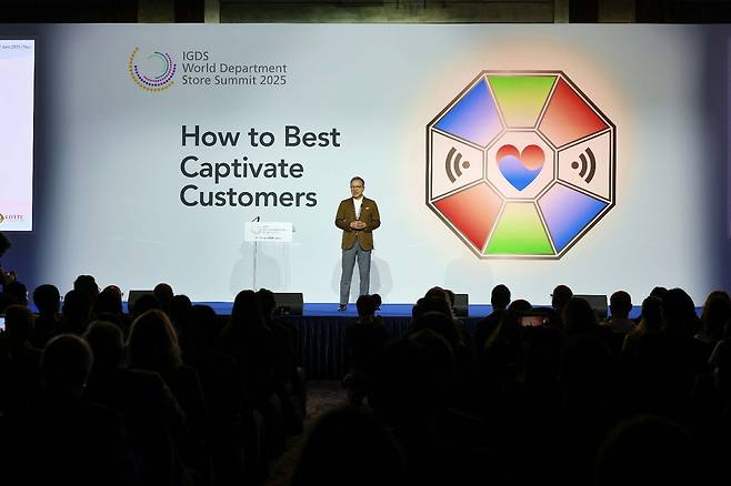 롯데백화점이 IGDS와 공동 주최한 ‘WDSS 2025’에서 정준호 롯데백화점 대표가 미래전략을 발표하고 있다. 롯데백화점