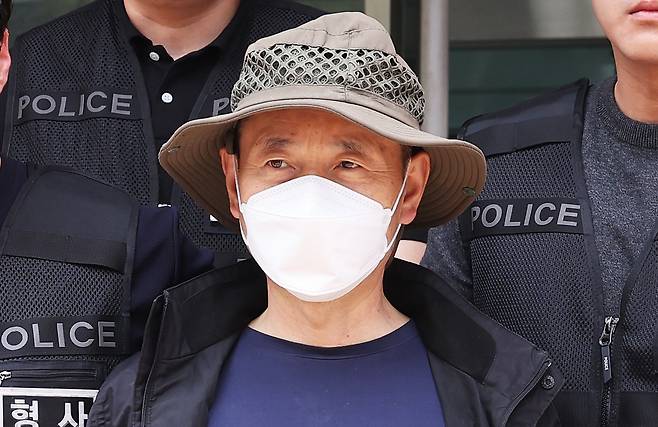 둔기와 흉기로 2명을 살해하고 2명을 다치게 한 이른바 ‘시흥 살인사건’의 피의자 중국동포 차철남(56)이 지난달 27일 경기도 시흥경찰서에서 검찰로 송치되고 있다. 연합뉴스