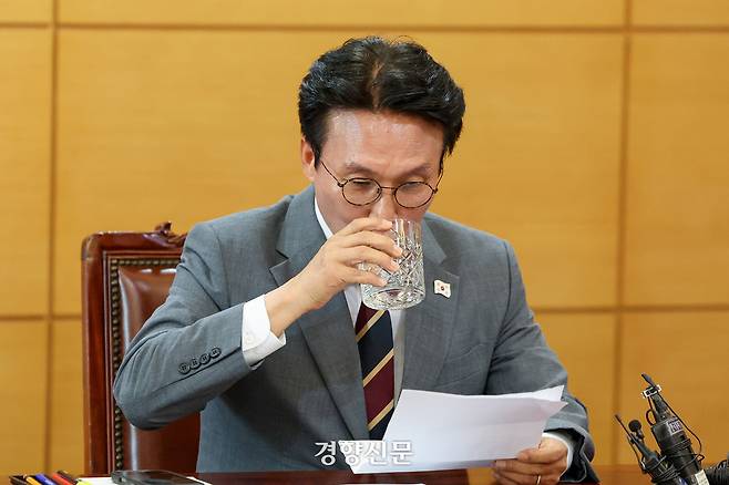 김민석 국무총리 후보자가 지난 10일 오전 서울 종로구 금융감독원 연수원에서 기자간담회 도중 물을 마시고 있다. 사진공동취재단