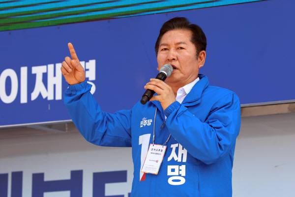 더불어민주당 정청래 의원이 지난달 12일 광주 동구 5·18민주광장 유세에서 이재명 당시 대선 후보 지지를 호소하고 있다. 연합뉴스