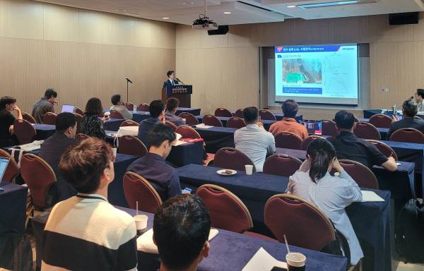 12일 SNT다이내믹스 김진봉 엔지니어가 한국군사과학기술학회 종합학술대회에서 논문 발표를 하고 있다. SNT다이내믹스 제공