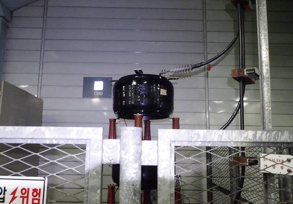 12일 오전 화재가 발생한 부산도시철도 2호선 해운대역 내 변전소 내부 장치.  부산소방재난본부 제공