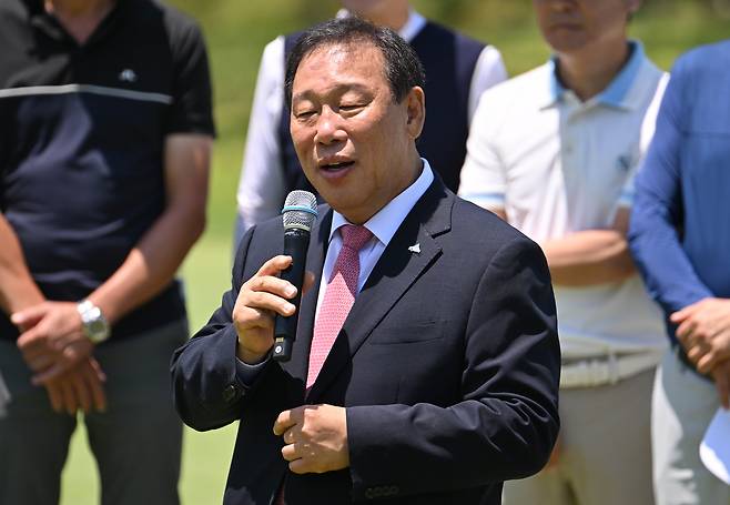 Choi Min-ho, mayor of Sejong City, delivers an opening speech during a charity golf tournament held at Serenity Country Club in Cheongju, North Chungcheong Province, Wednesday. (Im Se-jun/The Korea Herald)