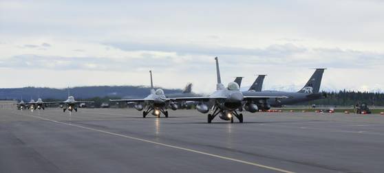 A squadron of KF-16 fighter lands at Eielson Air Force Base in Alaska on June 4. [NEWS1]