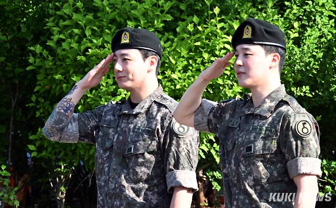 그룹 방탄소년단 정국(왼쪽), 지민이 11일 오전 경기 연천군 제5보병사단 포병여단 인근 연천공설운동장에서 전역 기념 행사를 열고 거수경례를 하고 있다. 곽경근 기자