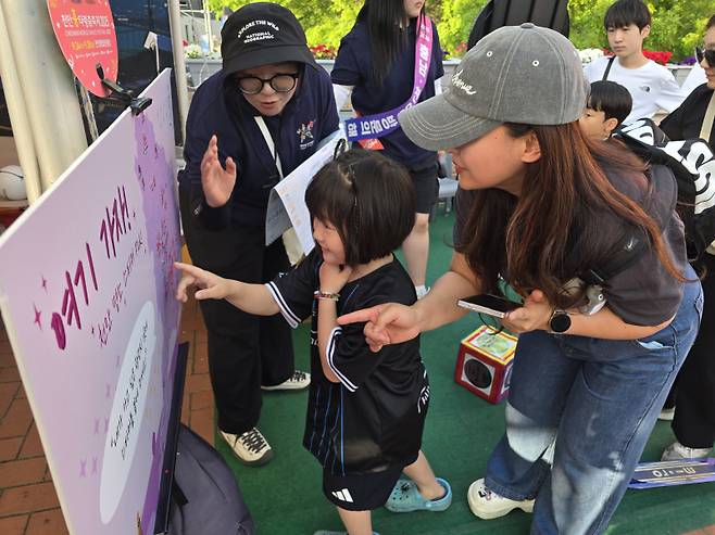 K-컬처박람회 천안시 관광홍보부스에서 관람객이 프로그램에 참여하고 있다.&nbsp; 천안시