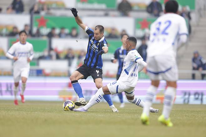 인천 무고사와 수원 세라핌. 1·2위 두 팀이 오는 15일 오후 7시 수원에서 격돌한다. 한국프로축구연맹 제공