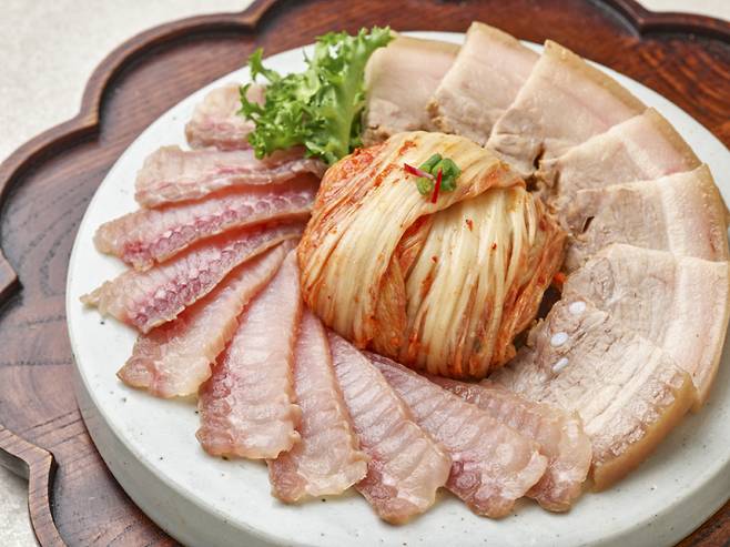 한국관광공사와 식객 허영만이 직접 선정한 ‘K-로컬미식여행 33선’에 포함된 홍어를 비롯해, 문화체육관광부 선정 ‘한국관광 100선’에 오른 목포 해상케이블카 등 다양한 지역 명소가 함께 소개될 예정이다. /목포시