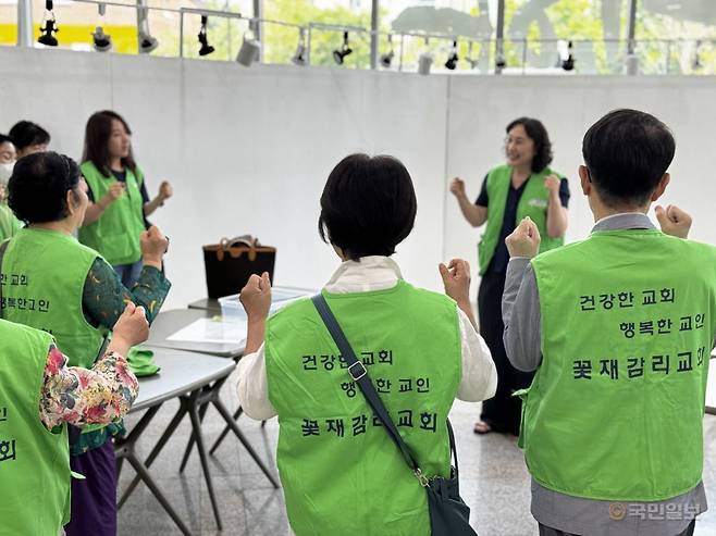 전도훈련에 참여한 서울연회 소속 교인들이 12일 서울 성동구 꽃재교회에서 구호를 외치고 있다.