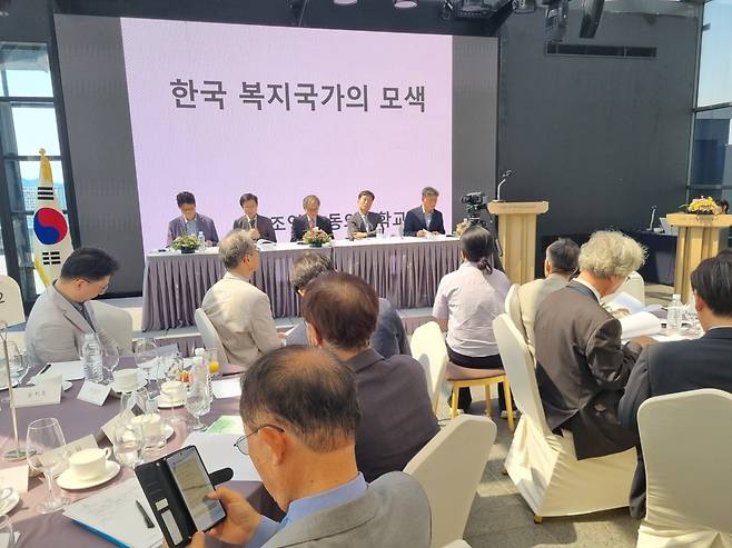 각계 오피니언리더 그룹인 '더플랫폼'이 12일 서울 앰배서더 앰배서더 서울 풀만 호텔에서 개최한 '자유와 복지' 특별 세미나가 열리고 있다. '더플랫폼' 제공