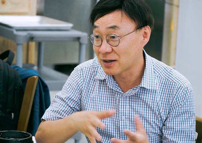 최종원 캐나다 밴쿠버기독교세계관대학원 교수는 지난 10일 이메일 인터뷰에서 “우리 사회는 자기 중심성을 벗고 사회의 공공선에 기여하는 종교를 기대하고 있다”며 “기독교가 이 역할을 감당했으면 한다”고 말했다. 복있는사람 제공