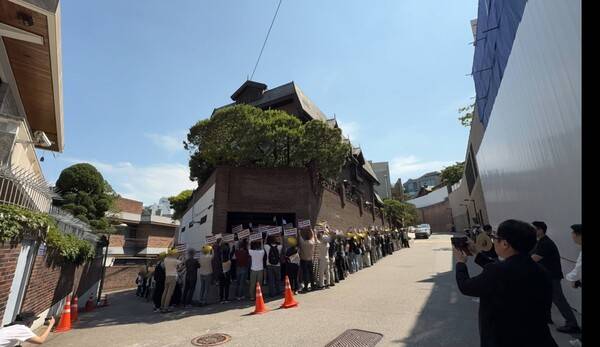 ▲언론노조 YTN지부 조합원들이 파업에 돌입한 12일 유경선 유진그룹 회장의 서울 한남동 자택을 찾아 에워싸고 있는 모습.사진=언론노조 YTN지부