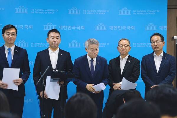 ▲장경태 김용민 민형배 등 더불어민주당 의원들이 11일 국회 소통관 기자회견장 검찰폐지 4법 발의 브리핑을 마친 뒤 백브리핑을 하고 있다. 사진=민형배 페이스북