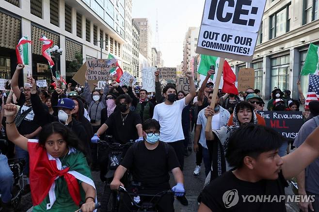 10일 LA 다운타운에서 불법이민단속에 반대하는 시위대 [로이터 = 연합뉴스]