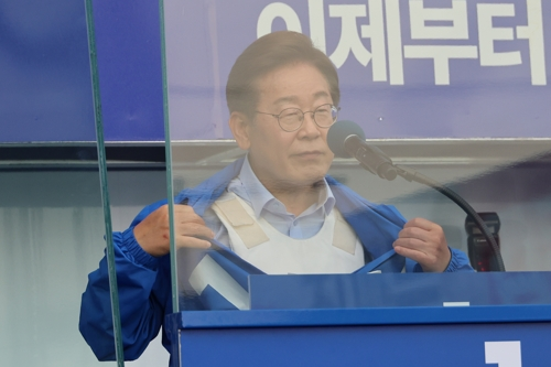 방탄조끼 보여주는 이재명 후보 [사진 출처 = 연합뉴스]