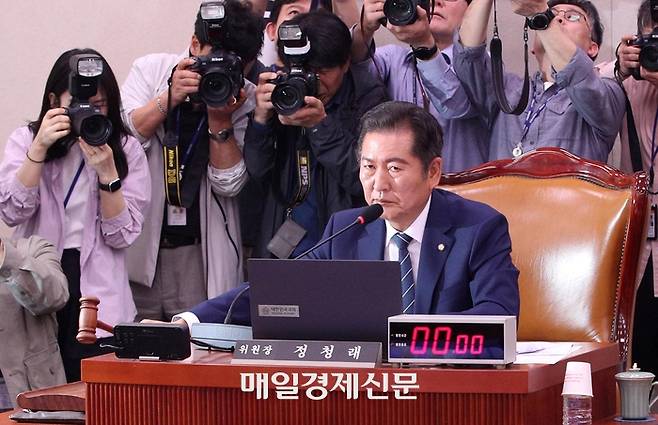 14일 국회 법제사법위원회에서 열린 조희대 대법원장 등 사법부의 대선개입 의혹 진상규명 청문회에서 정청래 위원장이 의사봉을 두드리고 있다. [한주형기자]