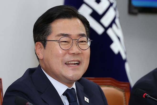 더불어민주당 박찬대 당 대표 직무대행 겸 원내대표가 12일 서울 여의도 국회에서 고별 기자회견을 하고 있다. [사진 출처 = 연합뉴스]