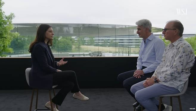 크레이그 페데리기 애플 엔지니어링 담당 수석 부사장과, 그레그 조쉬악  글로벌 마케팅 총괄 수석 부사장이 WSJ의 조안나 스턴 기자와 인터뷰 했다. <WSJ 화면 캡처>