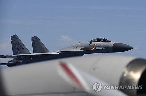 지난 8일 자위대 초계기에 접근한 중국 J-15 전투기. [연합뉴스]