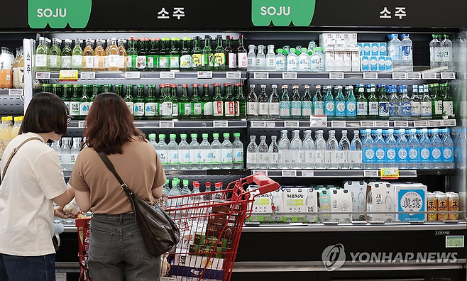 9일 서울 시내의 한 마트에 하이트진로의 소주가 진열돼 있다. 2025.6.9 [사진 = 연합뉴스]