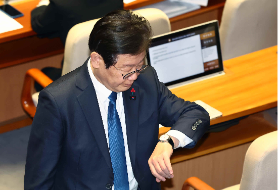 시계를 보고 있는 이재명 대통령. (매경 DB)