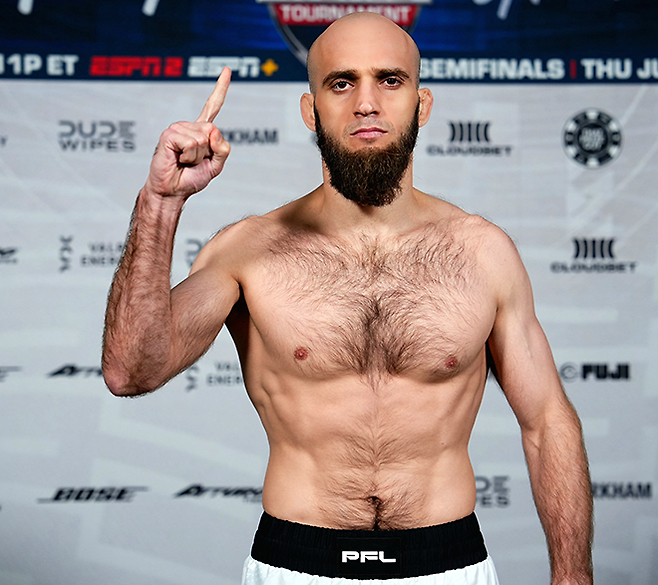 2021시즌 우승자 모블리트 하이불라예프가 2025년 6월 PFL 월드 토너먼트 준결승 페더급 계체를 통과하고 있다. 사진=MMAX Investment Partners, Inc.