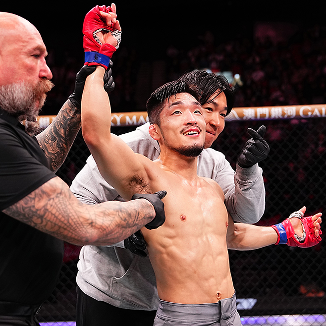 유수영이 2024년 11월 중국 마카오특별행정구 아오먼인허쭝허두자청에서 Road to UFC 시즌3 밴텀급 토너먼트 우승 선언을 받고 있다. 뒤는 손가락 하트를 하는 블랙컴뱃 오피셜짐 최효준 관장. 사진=TKO