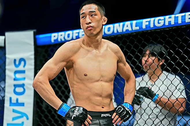 김태균이 우승상금 50만 달러 2025 PFL 월드 토너먼트 페더급 준준결승 선수 소개를 받고 있다. 오른쪽은 블랙컴뱃 오피셜짐 최효준 관장. 사진=MMAX Investment Partners, Inc.