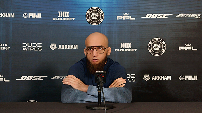 2021시즌 우승자 모블리트 하이불라예프가 2025년 6월 미국 테네시주 내슈빌 뮤니시펄 오디터리움 PFL 월드 토너먼트 페더급 준결승 미디어 데이에서 Brave CF 챔피언 결정전 출신 김태균 관련 질문에 답변하고 있다. 사진=MMAX Investment Partners, Inc.
