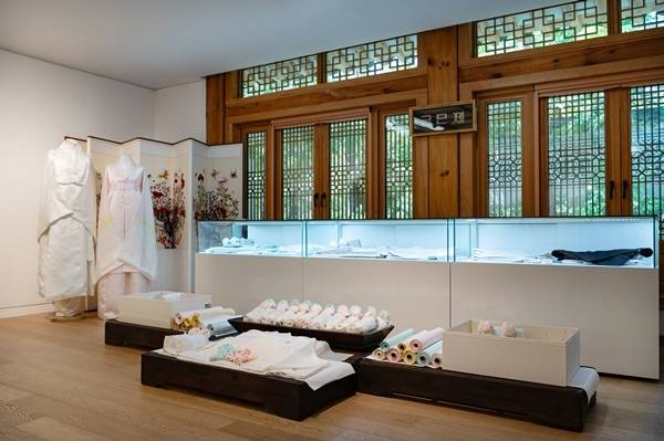 서울 성북구 삼청각 취한당에서 특별전시회 ‘인생의 절기-요람에서 하늘까지, 수의’를 6월 4일부터 7월 27일까지 연다. 우리 인생에 태어나서 처음 입는 배냇저고리부터 백일복, 돌복, 혼례복, 수의까지 다양하게 선보인다.