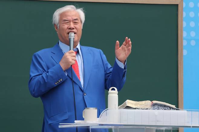 전광훈 사랑제일교회 목사가 지난 1일 오전 서울 종로구 신문로 서울시의회 인근에서 열린 전국 주일 연합 예배에서 설교하고 있다./사진=뉴시스