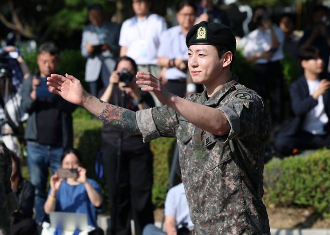 방탄소년단(BTS)의 정국이 11일 오전 경기도 연천군 연천공설운동장에서 전역 인사를 하고 있다.   정국과 지민은 지난 2023년 12월 입대해 경기도 연천에 위치한 육군 제5보병사단에서 약 1년 7개월간 병역의 의무를 성실히 수행했다. 2025.6.11/무단 전재 및 재배포,  AI학습 이용 금지. /사진=뉴스1