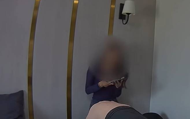 보이스피싱 의심 신고를 받은 경찰이 모텔로 출동해 20대 여성을 설득하고 있다. 보이스피싱 피해자임을 알리는 경찰 설득에도 이 여성은 계속 휴대전화만 보며 "내가 피해자가 아니면 어떻게 할거냐"고 따져 물었다. /사진=대전경찰청 유튜브 갈무리