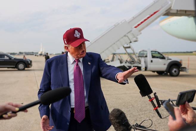 노스 캐롤라이나 방문을 마치고 매릴랜드 주 앤드루스 공군기지에 도착한 도널드 트럼프 미국 대통령이 10일(현지시간) 취재진의 질문에 답하고 있다. 2025.06.10  /로이터=뉴스1