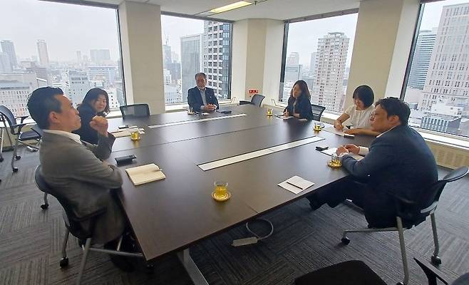 부산시 투자유치과가 코트라 오사카무역관과 투자유치 전략회의를 하고 있다./사진=노수윤