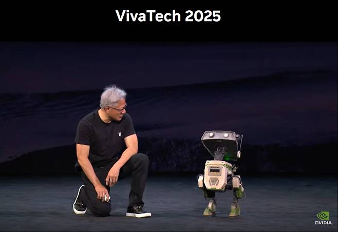 프랑스 파리에서 열린 엔비디아 GTC에서 젠슨황 CEO가 기조연설을 했다. 엔비디아가 디즈니, 구글 딥마인드와 개발한 로봇 '블루' 실물이 등장했다./사진=엔비디아