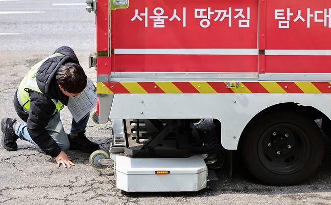 지난 4월15일 서울 시내 한 도로에서 서울시 재난안전실 도로관리과 직원들이 땅꺼짐 탐사대 차량에 실린 장비를 점검하고 있다. /사진=뉴스1.