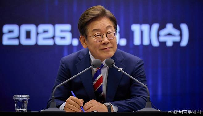 (서울=뉴스1) 박지혜 기자 = 이재명 대통령이 지난 11일 서울 영등포구 한국거래소에서 열린 주식시장 불공정거래 근절을 위한 현장 간담회에서 참석자의 질문을 경청하고 있다. (이재명 대통령 SNS. 재판매 및 DB 금지) 2025.6.12/뉴스1  Copyright (C) 뉴스1. All rights reserved. 무단 전재 및 재배포,  AI학습 이용 금지. /사진=(서울=뉴스1) 박지혜 기자