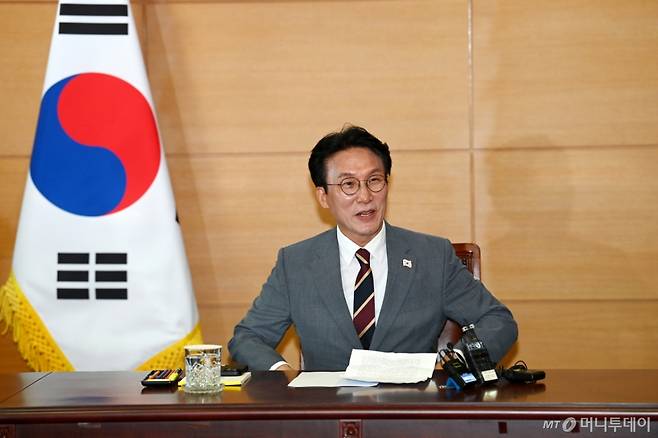 [서울=뉴시스] 김명원 기자 = 김민석 국무총리 후보자가 10일 오전 서울 종로구 통의동 금융감독연수원에 마련된 인사청문회 준비단 사무실에서 출입기자들과 간담회를 하고 있다. (공동취재) 2025.06.10 photo@newsis.com /사진=