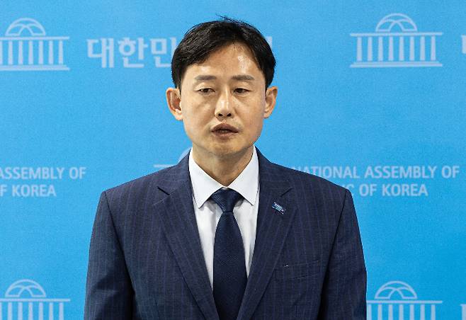 사진은 이날 윤재관 조국혁신당 대변인이 서울 여의도 국회 소통관에서 특검 후보 추천 관련 브리핑을 하는 모습. /사진=뉴스1