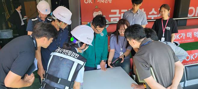 김현수 수원시 제1부시장(가운데)과 담당자들이 KT위즈파크에서 드론을 활용해 건물의 안전성 등을 점검하고 있다. /사진제공=수원시