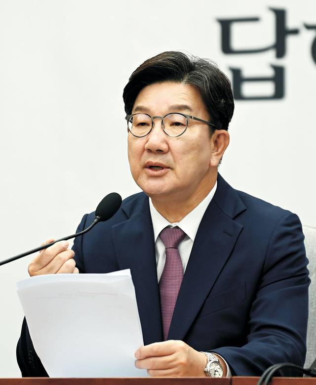 권성동 국민의힘 원내대표가 지난 10일 국회에서 임기 마지막 원내대책회의를 주재하고 있다.  박윤슬 기자