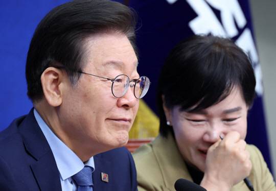 이재명 대통령과 전현희 최고위원. 뉴시스