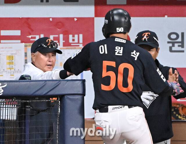 9일 오후 서울 고척동 고척스카이돔에서 진행된 '2025 프로야구 KBO리그' 키움히어로즈와 한화 이글스의 경기. 한화 김경문 감독이 7회초 1사 2,3루서 문현빈의 희생타때 홈을 밟은 이원석과 환호하고 있다./마이데일리