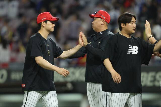 전상현(좌)과 이범호 감독(우)./KIA 타이거즈