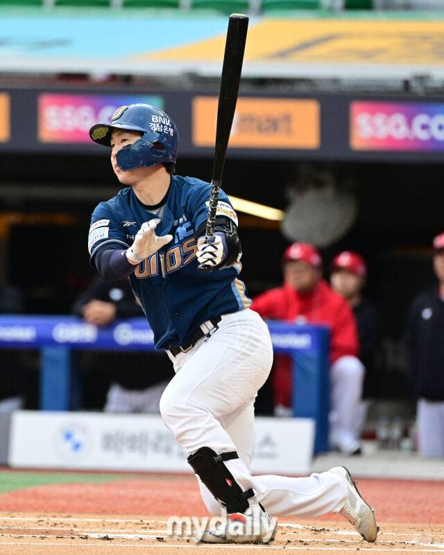 2025년 5월 13일 오후 인천 SSG랜더스필드에 진행된 '2025 신한 SOL뱅크 KBO 리그' NC 다이노스와 SSG 랜더스의 경기. NC 박건우가 1회초 2사 1루서 1타점 2루타를 치고 있다./마이데일리