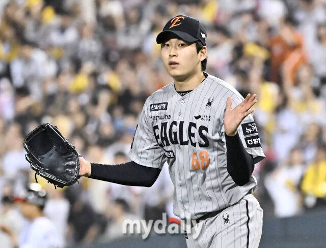 27일 오후 서울 잠실야구장에서 진행된 '2025 프로야구 KBO리그' LG트윈스와 한화이글스의 경기. 한화 조동욱이 7회말 2사 만루를 무실점으로 막은 뒤 환호하고 있다./마이데일리
