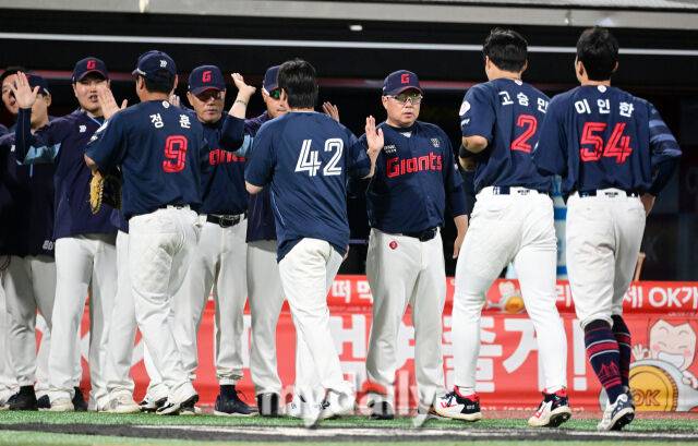 2025년 6월 11일 오후 경기도 수원시 KT위즈파크에서 '2025 신한 SOL뱅크 KBO 리그' 롯데 자이언츠와 KT위즈의 경기가 열렸다. 롯데 김태형 감독이 4-3으로 승리한 뒤 기뻐하고 있다./수원 = 유진형 기자
