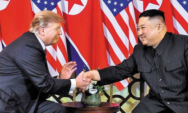 지난 2019년 2월 베트남 하노이에서 열린 북ㅁ미 정상회담에서 도널드 트럼프 미국 대통령과 김정은 북한 국무위원장이 악수를 하는 모습 [AFP]